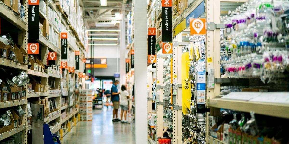 Retail Stocks Strain as Tariff Impacts and Inflation Weigh on Earnings