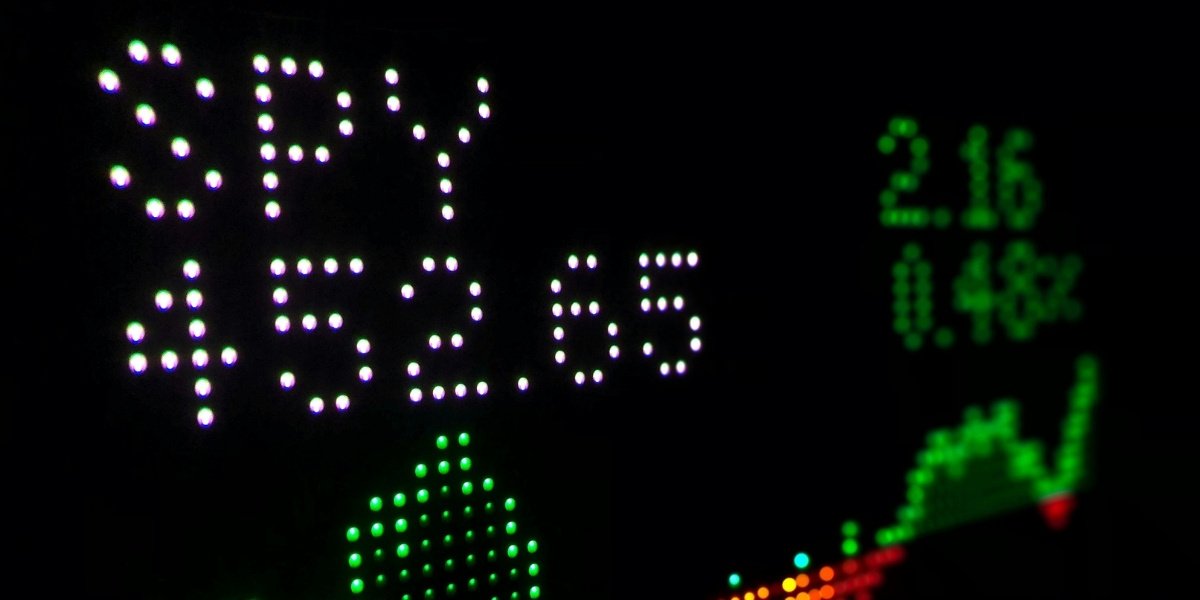 Wall Street Rallies on Rate Cut Expectations; Tech Stocks Diverge