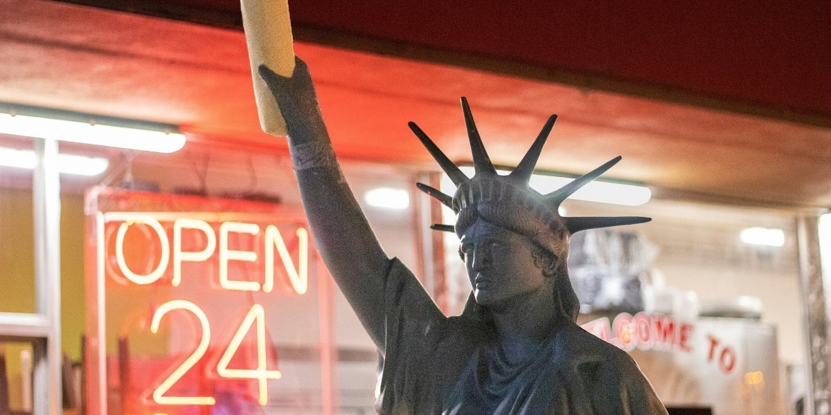 US Services Sector Hits 4-Month High Post-Shutdown as Manufacturing Eases