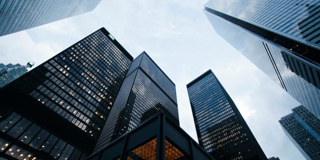 U.S. Stocks Rebound as Precious Metals Slide and Growth Sectors Lead