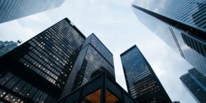 U.S. Stocks Rebound as Precious Metals Slide and Growth Sectors Lead