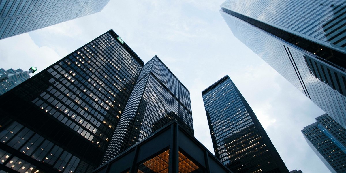 U.S. Stocks Rebound as Precious Metals Slide and Growth Sectors Lead