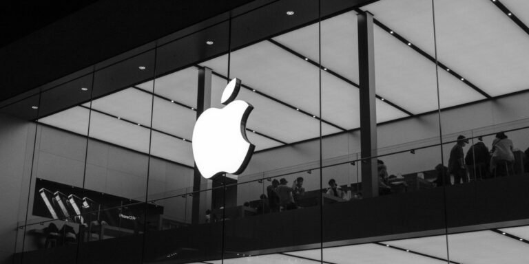 Buffett Says Berkshire Sold Apple Too Soon, Buys $17B in Treasuries