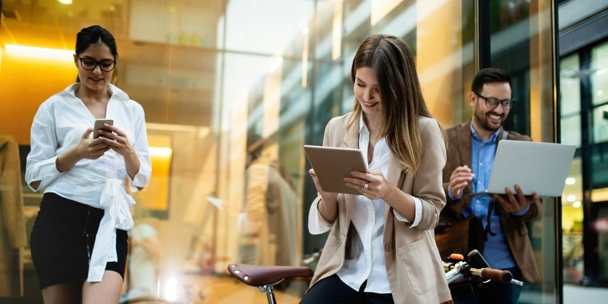 Social Media: Distraction or Tool? The Impact on Focus & Productivity